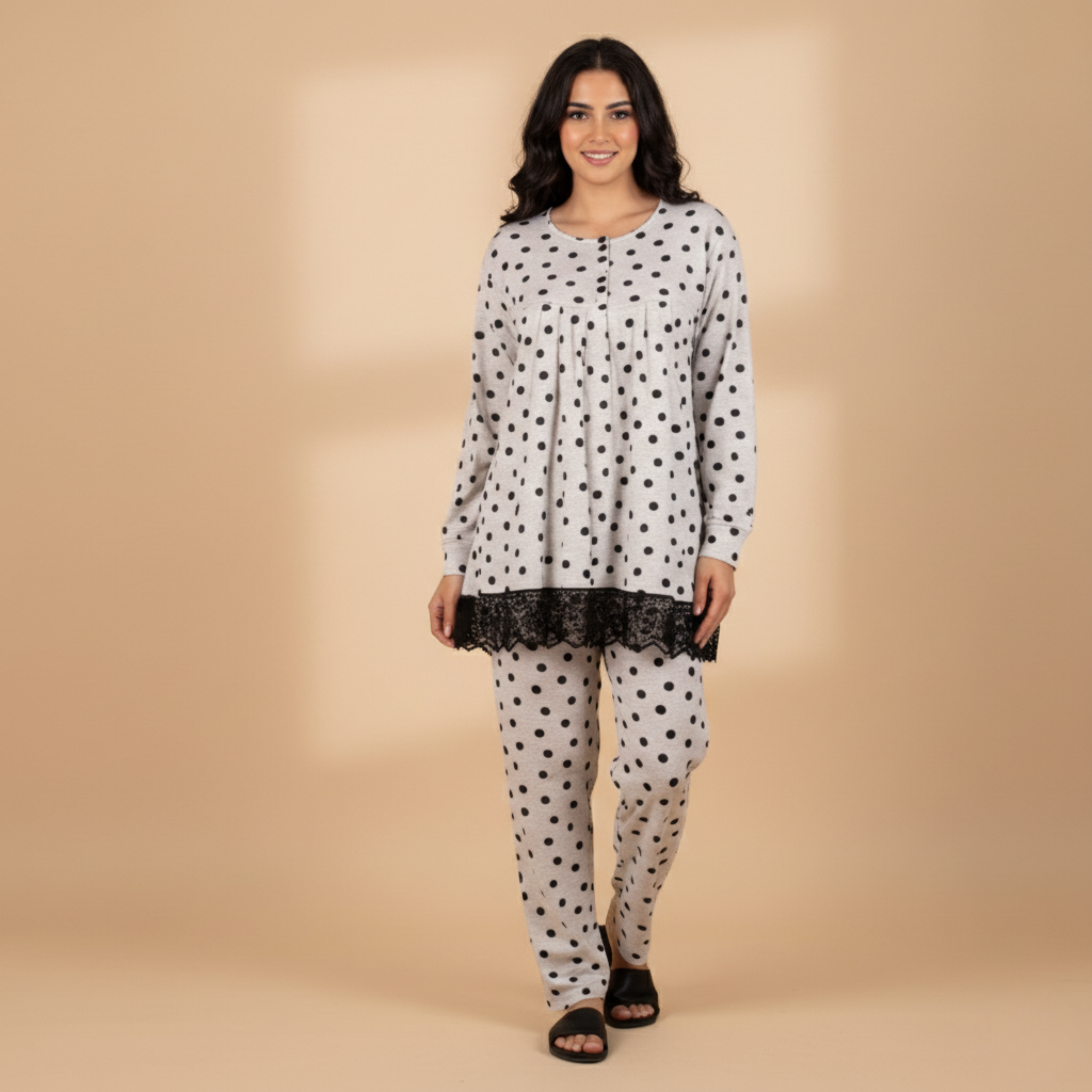 بيجامات نسائية رمادية منقطة