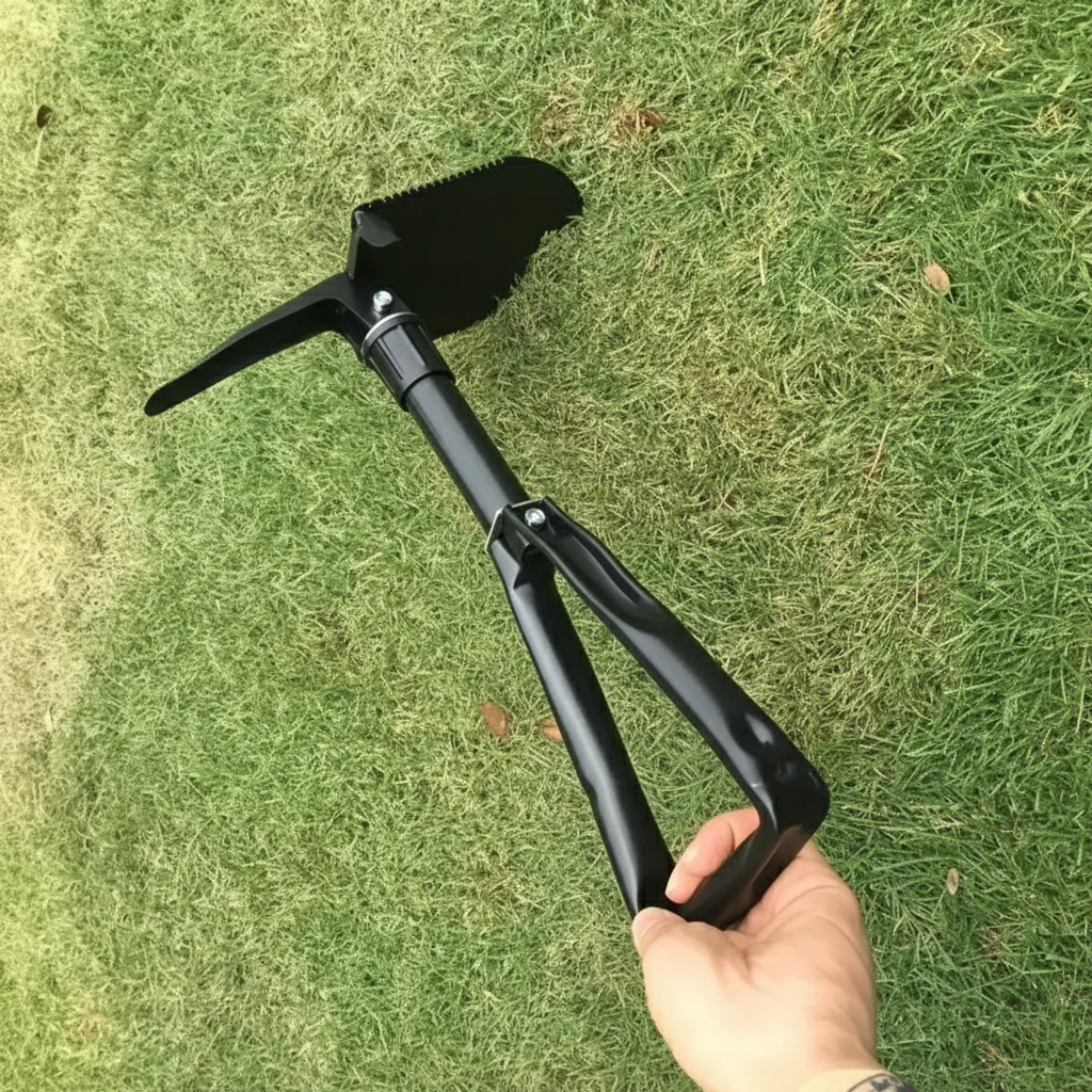 مجرفة سوداء مع مطارق حفر