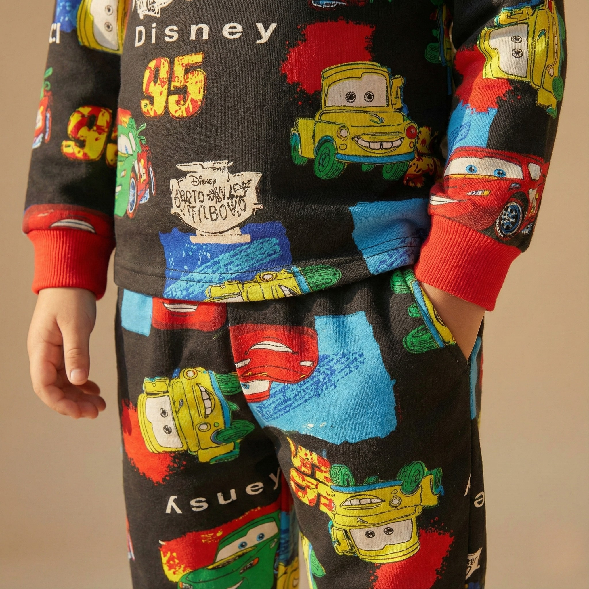 بيجامات ديزني كارز سوداء حرارية بأكمام طويلة (للأولاد)