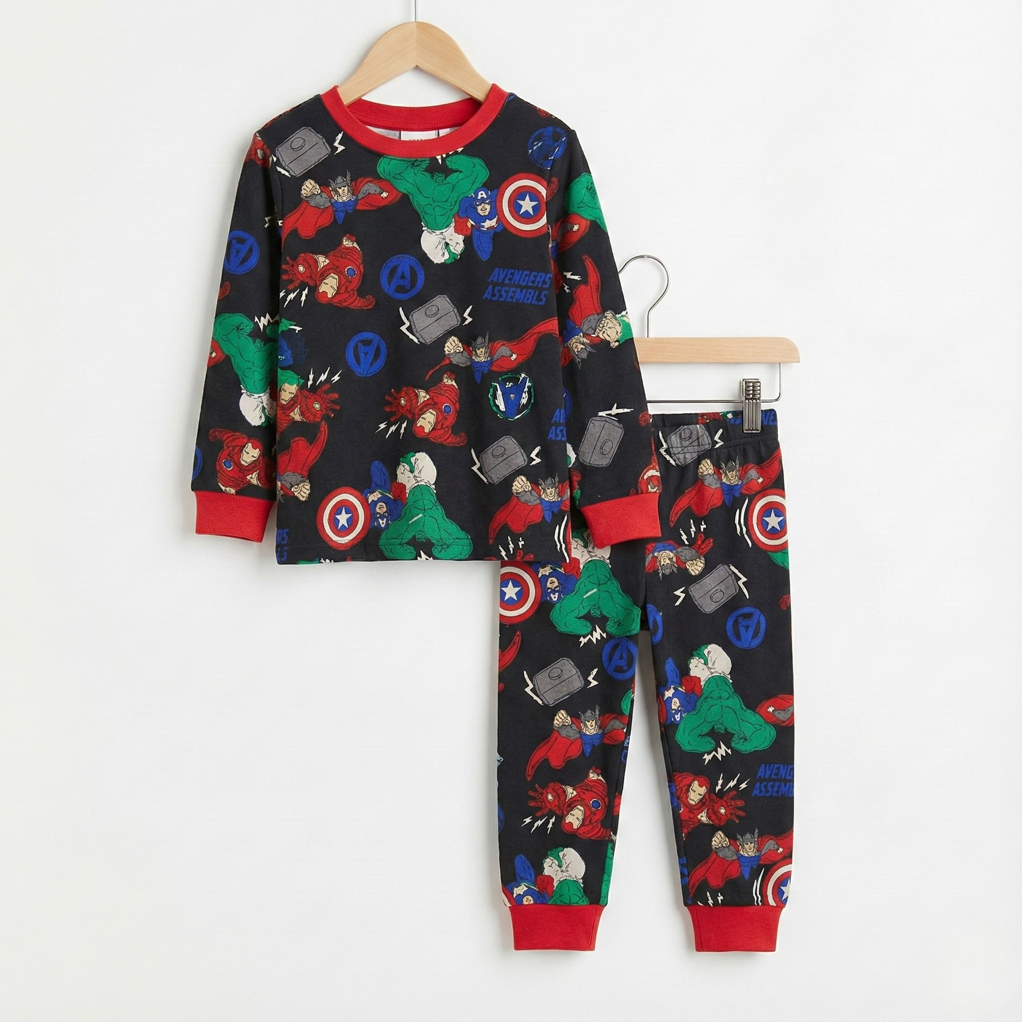 بيجامات سوداء حرارية بأكمام طويلة من مجموعة أفنجرز أسيمبل (للأولاد)