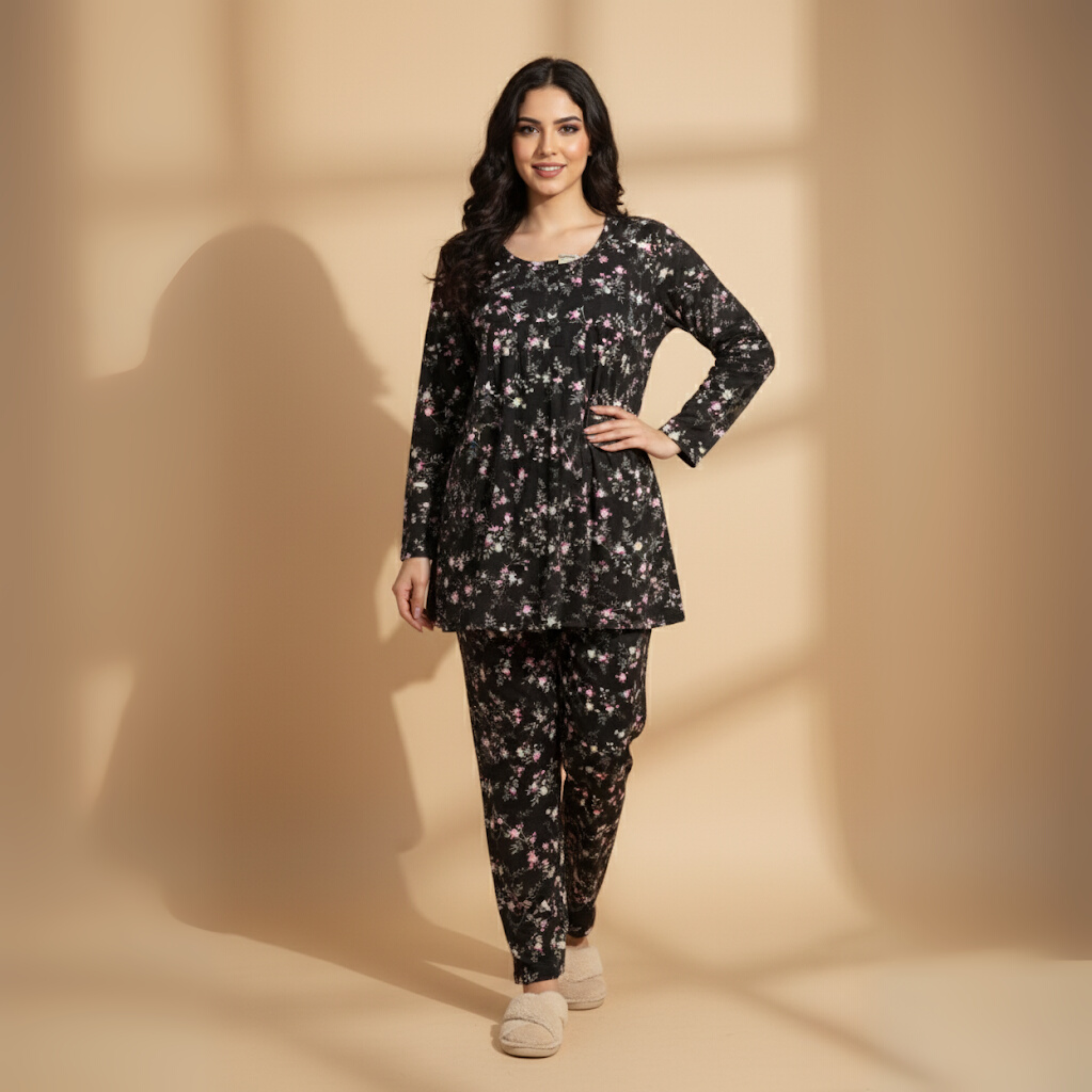 بيجامات نسائية سوداء مزخرفة بالزهور