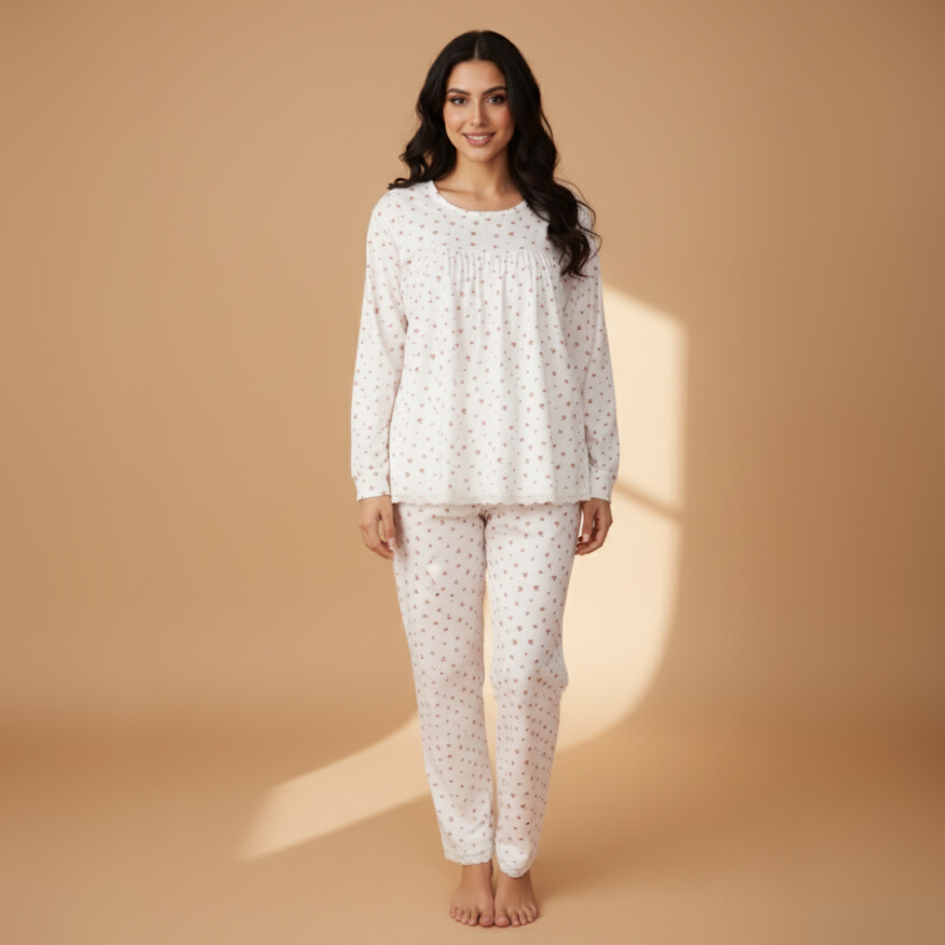 بيجامات نسائية بيضاء مزينة بالزهور