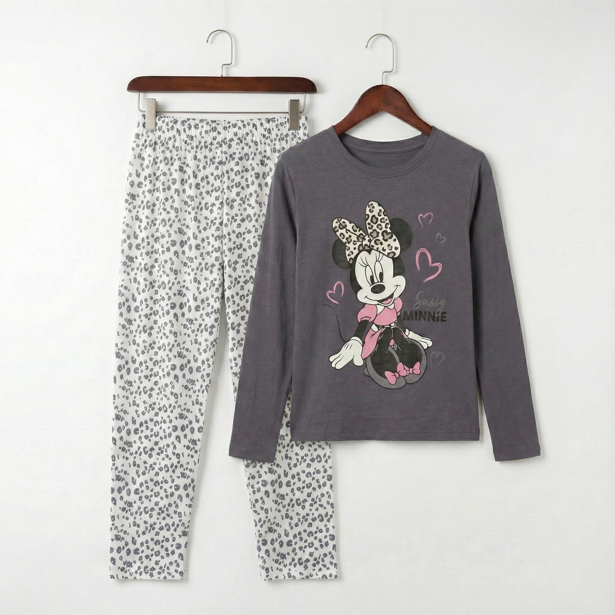 بيجامات قلوب بيضاء نسائية